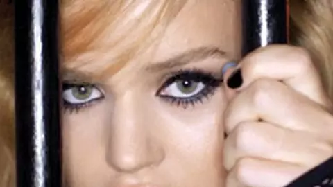 (P) Gene scandalos de voluminoase cu noua mascara Scandal’Eyes de la Rimmel London