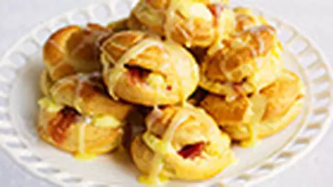 Profiterol cu gem de rubarba si crema de ou