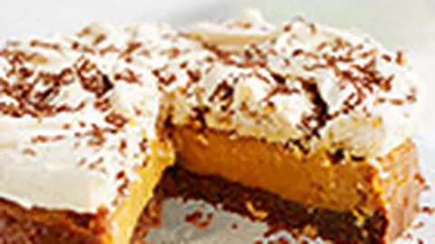 Tort de caramel sarat si bezea cu alune