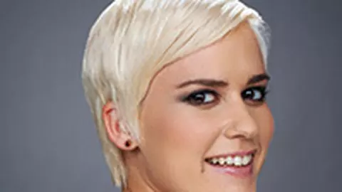 Aceeasi tunsoare, doua stiluri: noul scurt