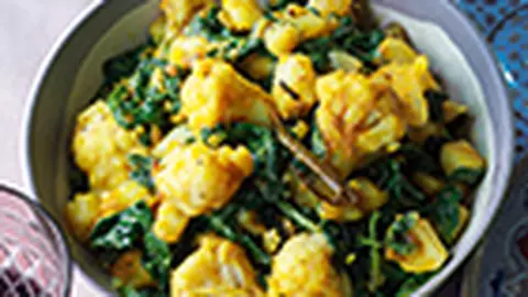 Aloo gobi saag cu cartofi, conopida si spanac