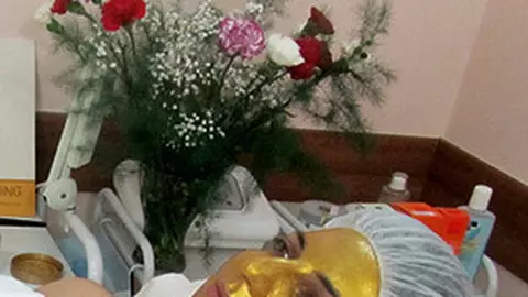 Frumusete fara... batranete cu masca de aur