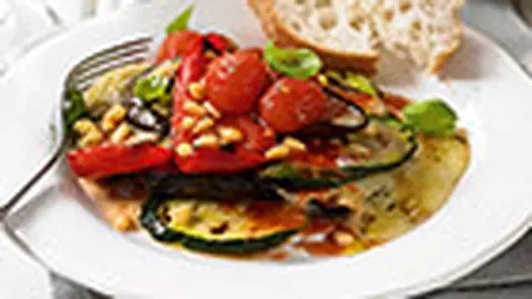 Pachetele de legume rumenite la gratar, cu branza