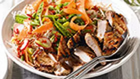 Salata de legume in stil oriental, cu friptura de porc