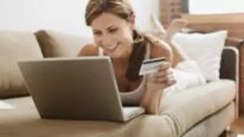 Black Friday 2012: Unde găseşti reduceri la haine şi accesorii