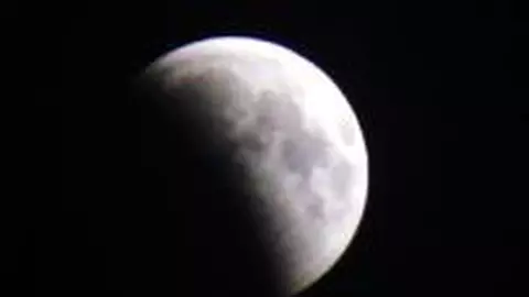 Horoscop: Luna in descrestere ne mentine frumusetea