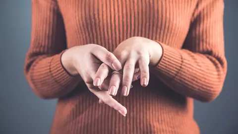 Cum să-ți dai seama când cineva te minte? 10 indicii clare