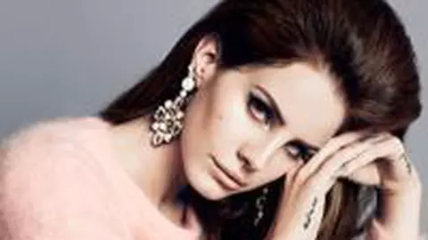 STIL DE VEDETĂ: Lana Del Rey, noua revelaţie a muzicii. Uite ce chic se îmbracă!