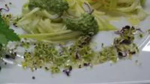 Raw vegan:Spaghete din dovlecel cu doua sosuri (Video)