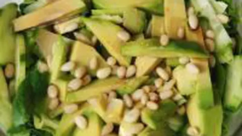 Reteta raw vegan: Salata cu muguri de pin (Video)