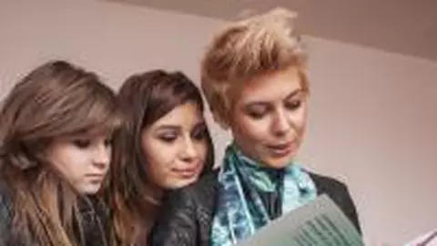 Materiale educaţionale de 40.000 USD pentru 800 de elevi