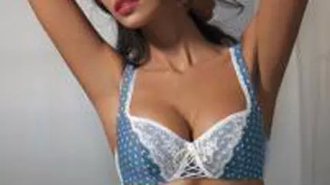 Poze uluitoare cu Mădălina Ghenea pe Facebook