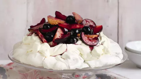 Pavlova cu fructe alcoolizate