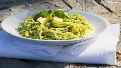 Paste cu dovlecei şi sos Pesto