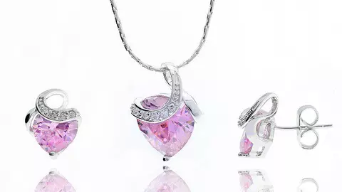 Câştigă un set de bijiterii placat cu aur şi cristale Swarovski oferit de BOREALY!