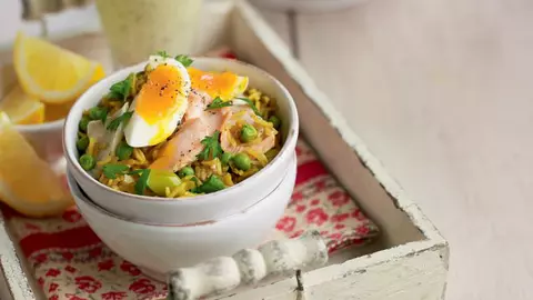 Salată de peşte afumat cu orez, ouă şi legume