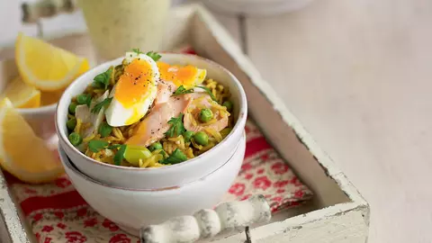 Salată de peşte afumat cu orez, ouă şi legume