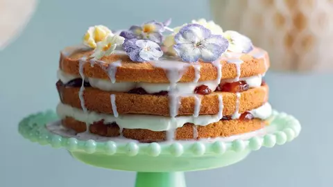 Tort cu flori comestibile
