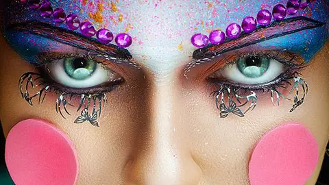 Master make-up artist-ul EINAT DAN vine în România