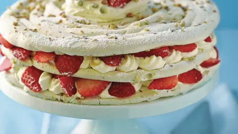 Tort de bezea cu căpșune și fistic 