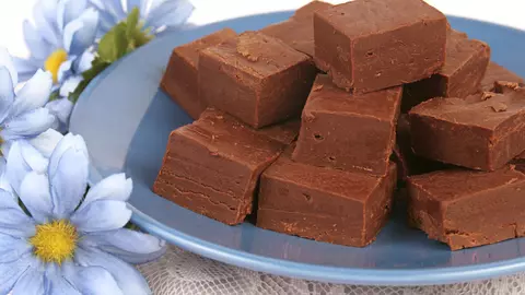 Ciocolată de casă delicioasă, cu alune de pădure