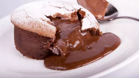 Prăjitură cremoasă cu ciocolată – ”Chocolate lava cake” 