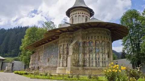 Top 5 cele mai frumoase mănăstiri românești, din locuri cu Fainoșag