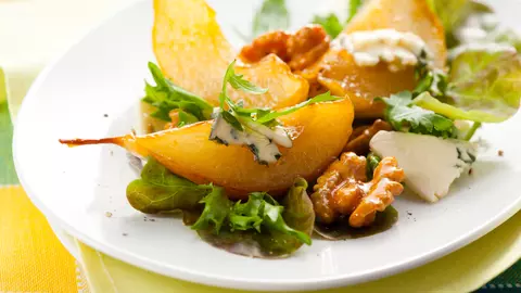Salată de toamnă cu nuci caramelizate