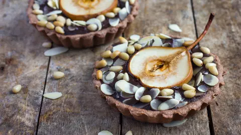 Tarte cu pere, ciocolată și migdale