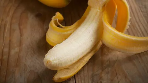 6 moduri în care poți folosi o coajă de banană