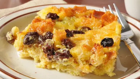 Budincă de pâine cu fructe și nuci
