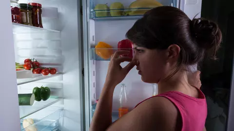 Cum îndepărtezi mirosurile urâte din frigider cu produse ieftine