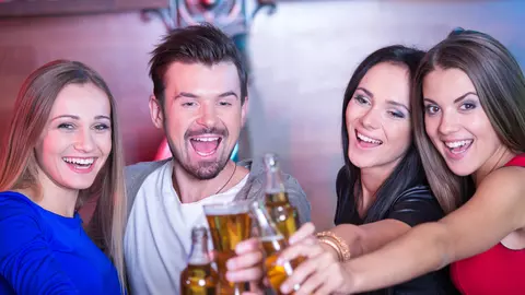 Tu ieși la bere cu fetele? 