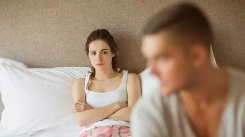 4 semne că bărbatul de lângă tine e indisponibil emoțional