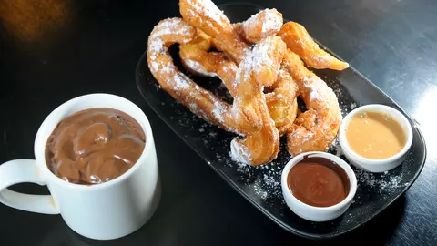 Churros și sos de ciocolată cu espresso