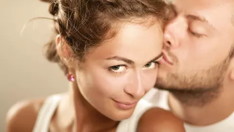 5 moduri tăcute prin care îți arată că te iubește