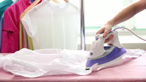 5 greșeli pe care le faci când calci rufele