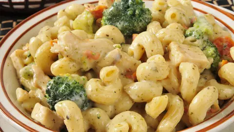 Paste cu pui și broccoli în sos alfredo