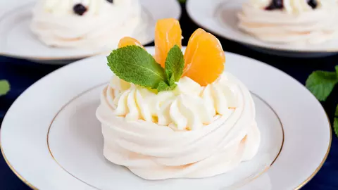 Pavlova crocantă cu clementine