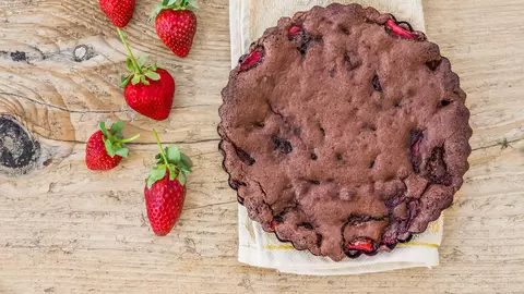 Prăjitură de ciocolată cu căpșune, fără zahăr sau gluten