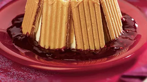 Șarlotă cu brânză și sos de fructe 