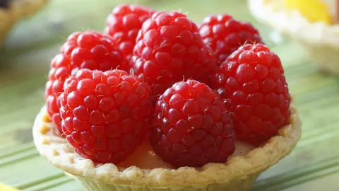 Mini-tarte cu cremă de lămâie și zmeură