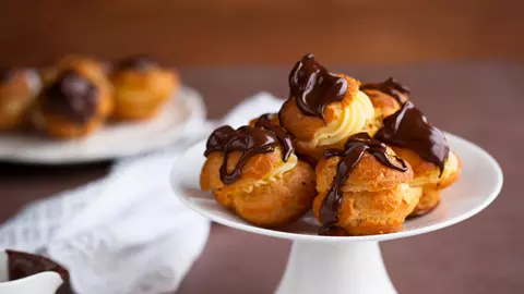 Profiterol cu cremă și sos de ciocolată