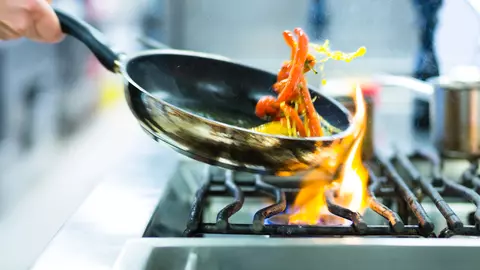 Cum cureți grilajul aragazului fără efort
