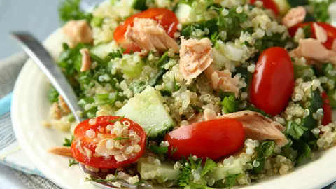 Salată de quinoa cu somon afumat