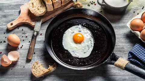 Cum cureți o tigaie arsă, rapid și simplu