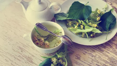 Beneficiile teiului: sănătate și frumusețe într-o cană cu ceai aromat