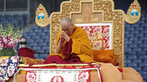 Ai obosit de așa multă nefericire? Urmează aceste 7 reguli ale lui Dalai Lama. Viața ta se va schimba!