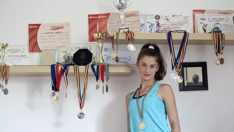 Fata care nu vrea să coboare de pe podium
