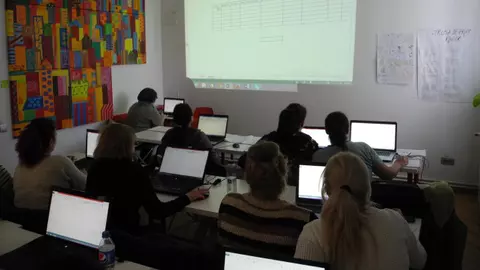 (P) Brainstorming Consulting a dat startul ultimelor cursuri gratuite de competențe informatice și competențe sociale și civice din cadrul proiectului ”Trei generații pentru mâine”
